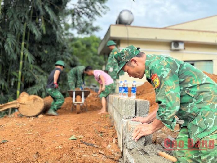 Từng viên gạch được đặt xuống không chỉ dựng xây lớp học mà còn gửi gắm tình cảm, trách nhiệm và sự quan tâm của những người lính quân hàm xanh đối với thế hệ tương lai nơi vùng biên.