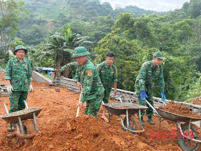 Với quyết tâm hoàn thành công trình đúng tiến độ, cán bộ, chiến sĩ các đồn biên phòng Cốc Pàng, Cô Ba, Xuân Trường đang dồn sức thi công để hoàn thành công trình theo đúng tiến độ.