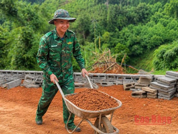 Nụ cười lạc quan của người lính trên công trường là minh chứng cho tinh thần “đồn là nhà, biên giới là quê hương, đồng bào các dân tộc là anh em ruột thịt”.