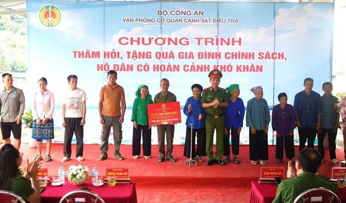 Thiếu tướng Nguyễn Thanh Sơn, Phó Chánh Văn phòng Cơ quan Cảnh sát điều tra, Bộ Công an tặng quà cho các gia đình chính sách trên địa bàn xã Lũng Nặm.