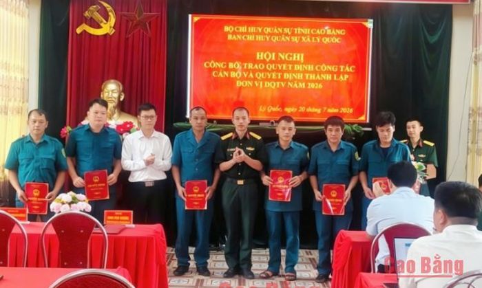 Các đồng chí được trao quyết định công tác cán bộ chỉ huy các đơn vị Dân quân tự vệ trên địa bàn xã Lý Quốc.
