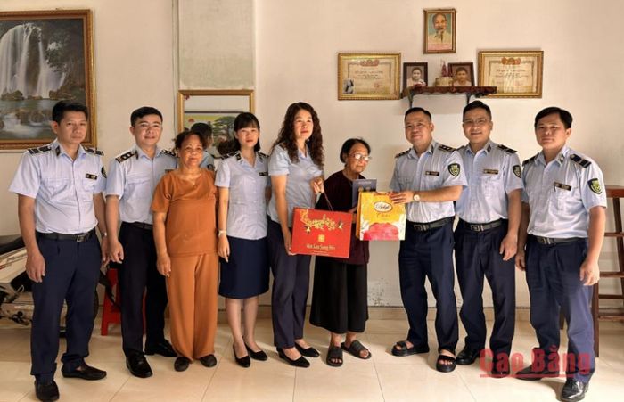 Chi cục Quản lý thị trường tỉnh tặng quà Mẹ Việt Nam Anh hùng Lâm Thị Mèn, phường Thục Phán.