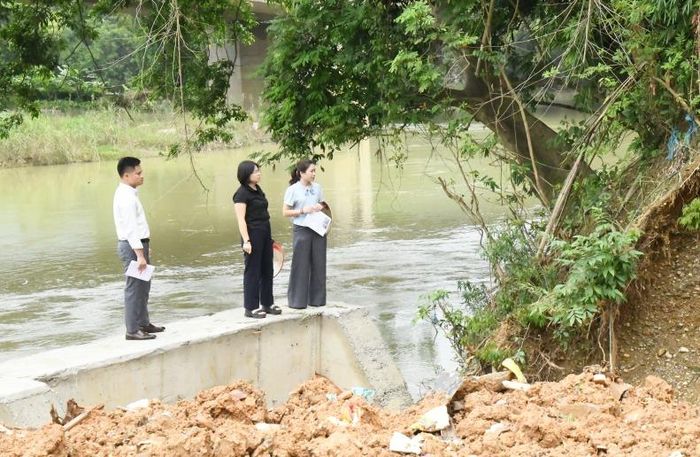 Khảo sát tại khu vực sạt lở bờ sông tại tổ dân phố 15, 16 (cũ) thuộc Dự án khắc phục hậu quả thiên tai, sạt lở bờ sông Bằng.