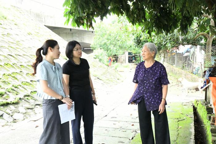 Bí thư Đảng ủy phường Nùng Trí Cao Nguyễn Ngọc Hà kiểm tra, nắm tình hình các hộ dân sinh sống tại khu vực gần chân cầu Nà Cáp, tổ dân phố Gia Binh.