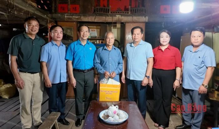 Phó Chủ tịch HĐND tỉnh Bế Minh Đức tặng quà thương binh Bế Đình Liên.