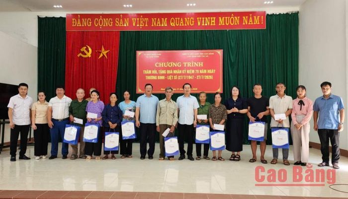 Lãnh đạo Liên minh Hợp tác xã tỉnh trao quà cho các thương binh, bệnh binh và thân nhân gia đình liệt sĩ trên địa bàn xã Nam Tuấn.