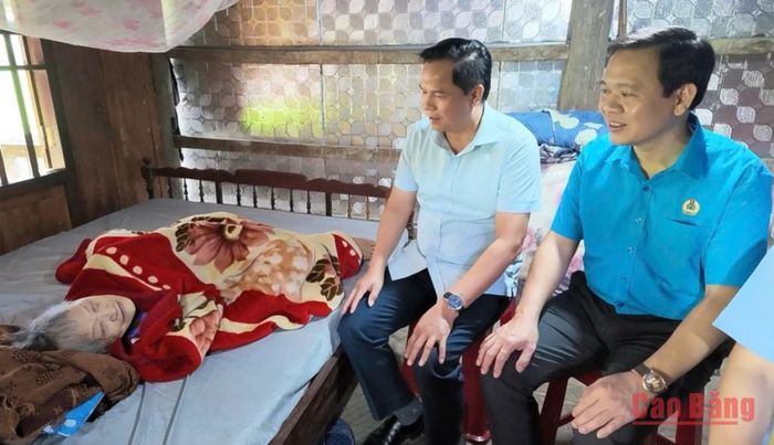 Phó Chủ tịch HĐND tỉnh Bế Minh Đức và Chủ tịch Liên đoàn Lao động tỉnh Hà Ngọc Tú thăm bà Sầm Thị Độ, vợ liệt sĩ.