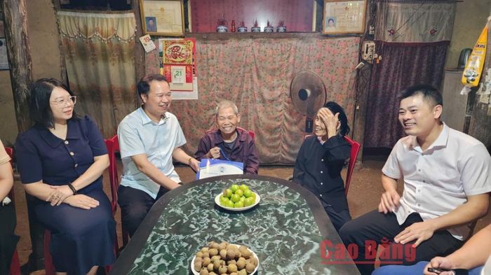Đoàn công tác đã thăm, tặng quà ông Hoàng Văn Tung, thương binh, trú tại xóm Hữu Giang, xã Nam Tuấn.