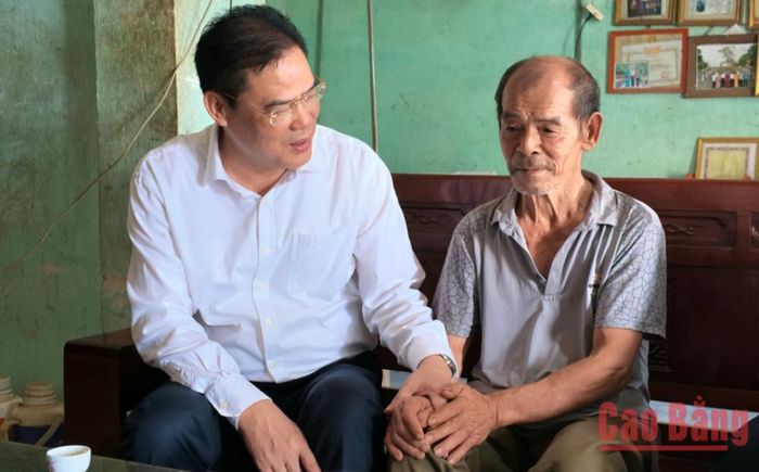 Phó Bí thư Tỉnh ủy, Chủ tịch Ủy ban MTTQ tỉnh Vũ Hồng Quang thăm, động viên các gia đình chính sách tại xã Hòa An.