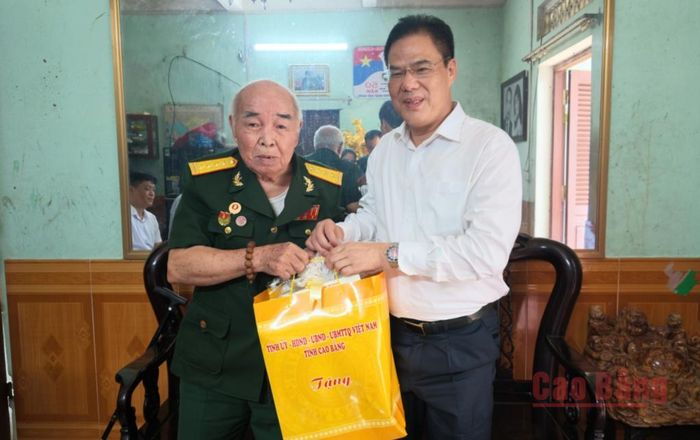 Phó Bí thư Tỉnh ủy, Chủ tịch Ủy ban MTTQ tỉnh Vũ Hồng Quang tặng quà thương binh Bế Ích Quân, xóm Thanh Bình, xã Hòa An.