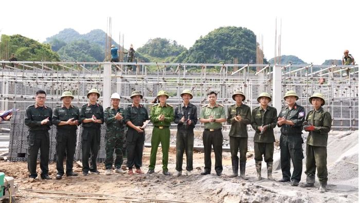 Đại tá Đoàn Hồng Hiệu, Phó Giám đốc Công an tỉnh thăm, động viên cán bộ, chiến sĩ đang thực hiện nhiệm vụ tại công trường xây dựng điểm trường.