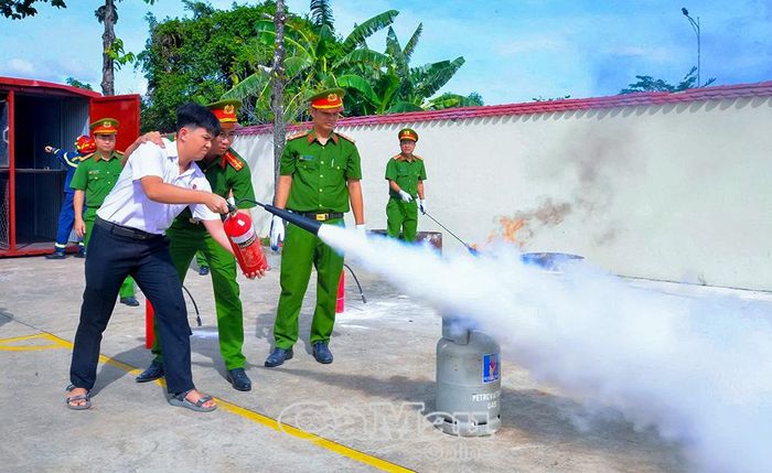 Thực hành dập lửa, chữa cháy đối với các đám cháy nhỏ, mới phát sinh.