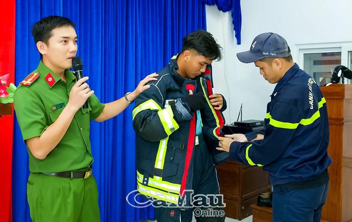 Lực lượng cảnh sát PCCC và CNCH hướng dẫn sử dụng các trang thiết bị về PCCC và CNCH.