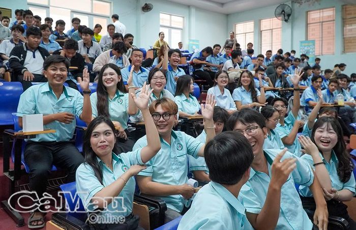 Các hoạt động của dự án góp phần bồi dưỡng sự tự tin, chủ động và khả năng thích ứng cho HSSV. Ảnh: TRÚC LINH