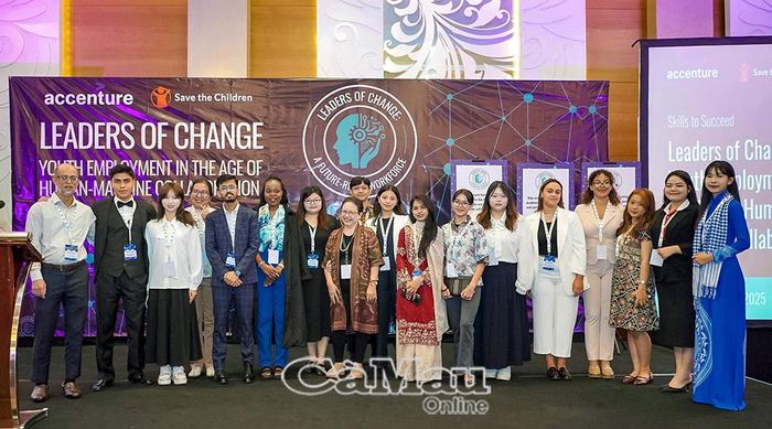 Em Biện Hồng Nhạn (bìa phải), cựu sinh viên Trường Cao đẳng Nghề Việt Nam - Hàn Quốc Cà Mau, tham dự Hội nghị Thanh niên quốc tế do Save the Children tổ chức tại Indonesia. (Ảnh nhà trường cung cấp).