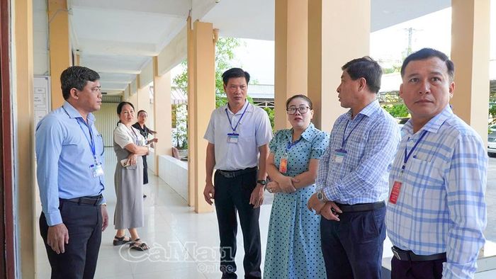 Bà Trần Yến Hòa, Phó Giám đốc Sở Nội vụ, Phó Trưởng đoàn kiểm tra, Tổ trưởng Tổ kiểm tra số 3 (thứ ba từ phải sang), cùng thành viên đoàn kiểm tra việc chấp hành kỷ luật, kỷ cương hành chính tại Sở Y tế.