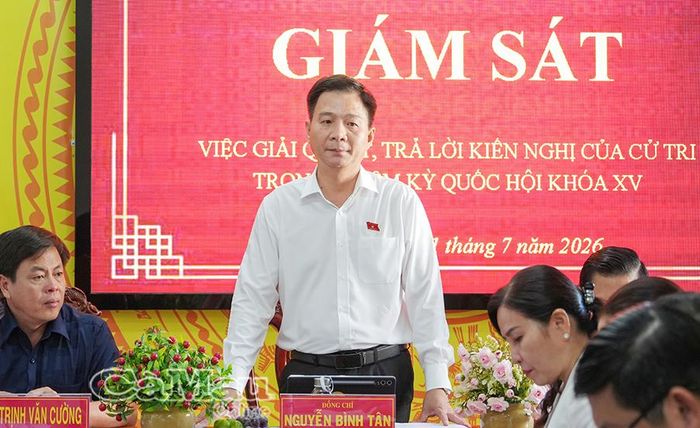 Đồng chí Nguyễn Bình Tân, Phó Trưởng đoàn chuyên trách Đoàn đại biểu Quốc hội tỉnh, ghi nhận tinh thần trách nhiệm của UBND xã Đá Bạc trong công tác tiếp nhận, giải quyết và trả lời kiến nghị của cử tri.