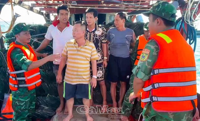 Tổ công tác Đồn Biên phòng Gành Hào phối hợp với ngư dân đưa 4 thuyền viên gặp nạn lên tàu cá an toàn sau khi được cứu vớt trên biển.