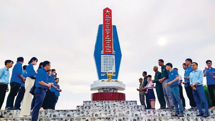 Cựu chiến binh và đoàn viên, thanh niên xúc động tưởng niệm những người đã hy sinh, tại Bia tội ác Mỹ - ngụy ở Bàu Hang - Tân Tiến. Ảnh: LÊ TUẤN