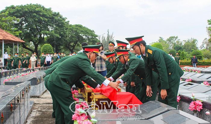 Nghĩa trang Liệt sĩ tỉnh tại xã Hòa Bình bắt đầu được xây dựng cuối những năm 70 thế kỷ XX. (Trong ảnh: Thực hiện nghi thức an táng hài cốt liệt sĩ).