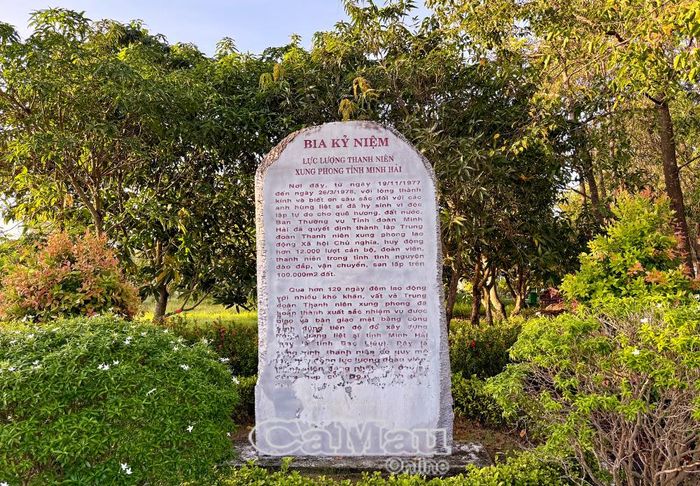 Bia kỷ niệm lực lượng TNXP tỉnh Minh Hải đặt trong Nghĩa trang Liệt sĩ tỉnh tại xã Hòa Bình, có nội dung: Từ ngày 19/11/1977-26/3/1978, hơn 12 ngàn lượt cán bộ, đoàn viên, thanh niên tình nguyện đào đắp, vận chuyển, san lấp trên 100.000 m2 đất để xây dựng Nghĩa trang Liệt sĩ tỉnh Minh Hải.