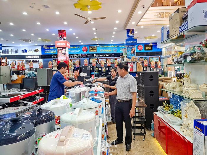Người tiêu dùng lựa chọn các mặt hàng điện gia dụng tại một cửa hàng kinh doanh trên địa bàn phường Bạc Liêu.
