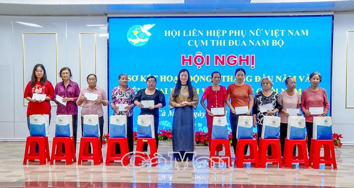 Phó Chủ tịch Hội Liên hiệp Phụ nữ Việt Nam Nguyễn Thị Thu Hiền trao quà cho các gia đình chính sách và phụ nữ thuộc hộ nghèo, cận nghèo.