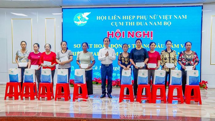 Phó Bí thư Tỉnh ủy, Chủ tịch Ủy ban MTTQ Việt Nam tỉnh Cà Mau Hồ Thanh Thủy trao quà cho các gia đình chính sách và phụ nữ thuộc hộ nghèo, cận nghèo.