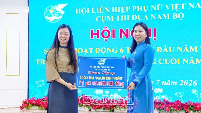 Phó Chủ tịch Hội Liên hiệp Phụ nữ Việt Nam Nguyễn Thị Thu Hiền trao bảng tượng trưng tặng 1 căn nhà Mái ấm tình thương trị giá 60 triệu đồng cho phụ nữ có hoàn cảnh khó khăn.