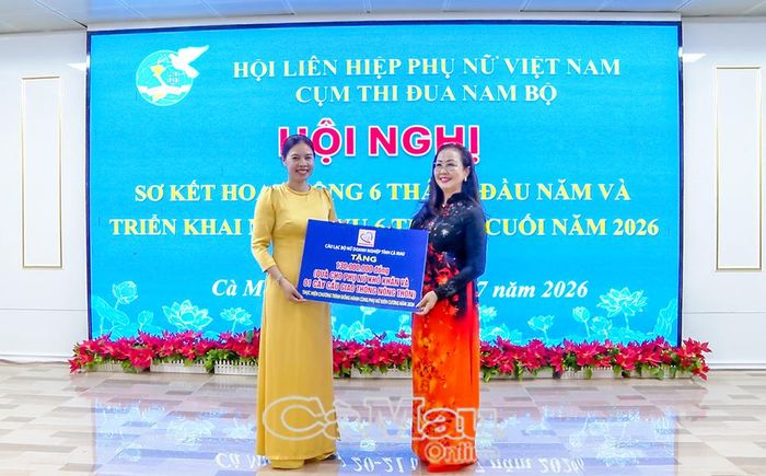 Câu lạc bộ Nữ doanh nhân tỉnh Cà Mau trao bảng tượng trưng 130 triệu đồng hỗ trợ phụ nữ có hoàn cảnh khó khăn và xây dựng 1 cầu giao thông nông thôn.