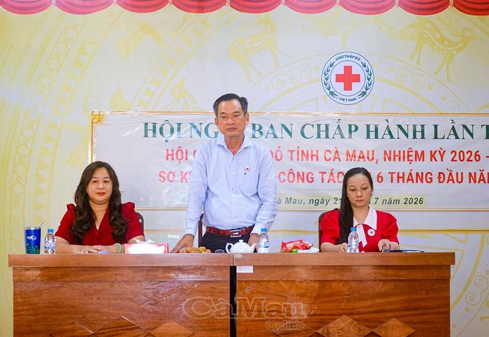 Đồng chí Nguyễn Văn Khởi, Phó Chủ tịch Ủy ban MTTQ Việt Nam tỉnh Cà Mau, Chủ tịch Hội Chữ thập đỏ tỉnh, phát biểu tại hội nghị.