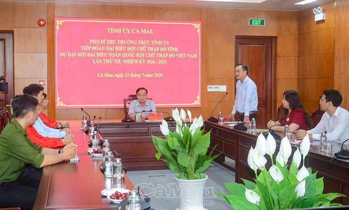 Đồng chí Nguyễn Văn Khởi, Phó Chủ tịch Ủy ban MTTQ Việt Nam tỉnh Cà Mau, Chủ tịch Hội Chữ thập đỏ tỉnh, báo cáo với đồng chí Phó Bí thư Thường trực Tỉnh ủy lịch trình tham gia Đại hội của Đoàn đại biểu Cà Mau.
