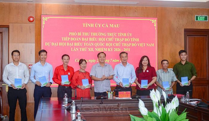 Dịp này, Phó Bí thư Thường trực Tỉnh ủy Huỳnh Quốc Việt tặng quà các đại biểu tỉnh Cà Mau tham dự Đại hội Đại biểu Hội Chữ thập đỏ Việt Nam lần thứ XII, nhiệm kỳ 2026-2031.