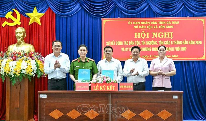 Đại diện hai đơn vị Sở Dân tộc và Tôn giáo, Công an tỉnh ký kết phối hợp trong công tác trao đổi thông tin, nắm tình hình, bảo đảm an ninh liên quan đến dân tộc, tín ngưỡng, tôn giáo trên địa bàn tỉnh.