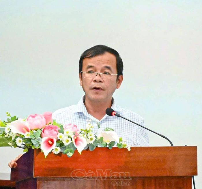 Phó Chủ tịch UBND xã Khánh Lâm Trần Công Mười trình bày tham luận về thực hiện hỗ trợ sinh kế cho hộ đồng bào dân tộc thiểu số giai đoạn 2026-2027.