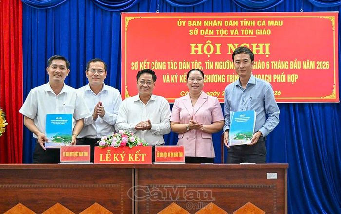 Phó Chủ tịch HĐND tỉnh Bùi Tấn Bảy (giữa) và Phó Chủ tịch UBND tỉnh Ngô Vũ Thăng, Giám đốc Sở Dân tộc và Tôn giáo Nguyễn Thu Tư chứng kiến Ký kết phối hợp giữa Ban Thường trực Ủy ban MTTQ Việt Nam tỉnh Cà Mau và Sở Dân tộc và Tôn giáo giai đoạn 2026-2030.