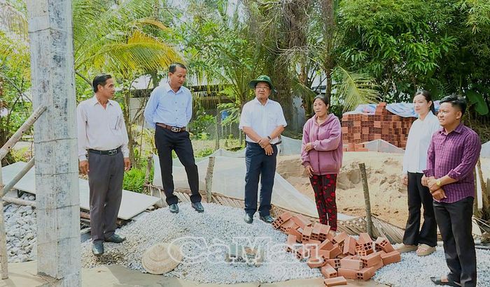 Phó Chủ tịch Thường trực Ủy ban MTTQ Việt Nam tỉnh Cà Mau Lê Thanh Triều và đoàn công tác đến kiểm tra tiến độ xây dựng nhà Đại đoàn kết tại gia đình bà Thị Kim Riềng, hộ cận nghèo (ấp Ninh An).
