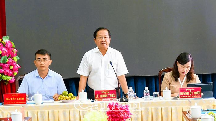 Phó Chủ tịch Thường trực Ủy ban MTTQ Việt Nam tỉnh Cà Mau Lê Thanh Triều ghi nhận và biểu dương những kết quả Xã Hồng Dân đạt được trong triển khai thực hiện Nghị quyết 57.
