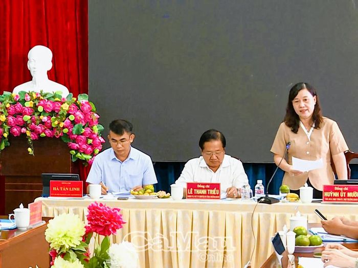 Phó Chủ nhiệm Ủy ban kiểm tra Tỉnh ủy Huỳnh Út Mười góp ý, đề nghị Xã Hồng Dân hoàn thiện báo cáo, phục vụ Đoàn giám sát tổng hợp, báo cáo Ban Thường vụ Tỉnh ủy.