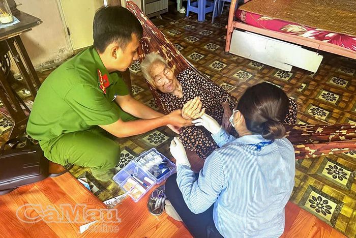 Công an Xã Phan Ngọc Hiển đến tận nhà thu nhận mẫu ADN cho bà Tiết Thị Diệu, 99 tuổi, em ruột liệt sĩ Tiết Văn Hộ.
