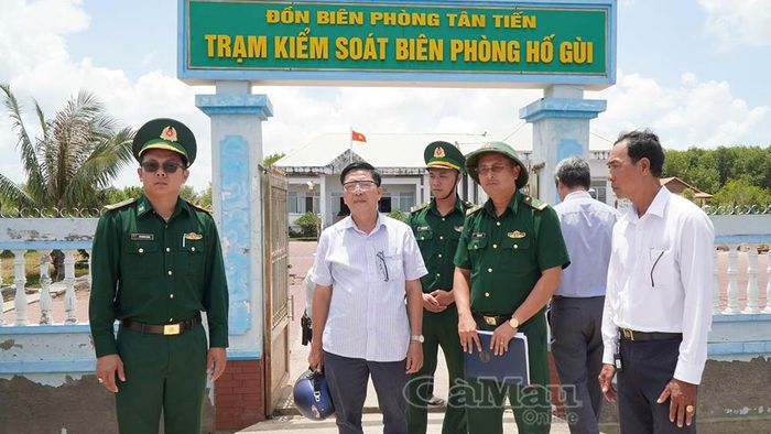 Đoàn công tác Sở Nông nghiệp và Môi trường khảo sát thực tế tại hiện trường Trạm Kiểm soát biên phòng Hố Gùi nhằm tìm phương án khắc phục sạt lở.