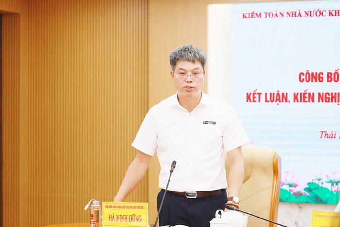 Đồng chí Hà Minh Dũng, Phó Kiểm toán trưởng KTNN khu vực X phát biểu tại Hội nghị. Ảnh: Cổng thông tin điện tử tỉnh Thái Nguyên.