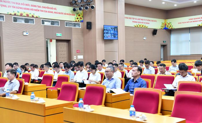 Tọa đàm được tổ chức trực tiếp tại trụ sở KTNN (116, Nguyễn Chánh, Hà Nội) và kết nối trực tuyến tới điểm cầu các KTNN khu vực. Ảnh: N.Ly