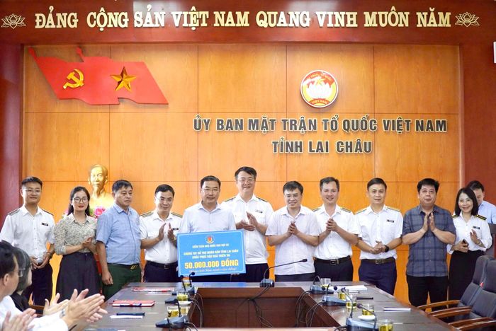 Đại diện KTNN khu vực VII do ông Nguyễn Đức Thanh - Trưởng phòng Kiểm toán ngân sách 3 làm Trưởng đoàn, trao số tiền 50 triệu đồng ủng hộ đồng bào tỉnh Lai Châu khắc phục hậu quả trận lũ quét xảy ra tại xã Mường Than ngày 17/7/2026. Ảnh: Tuấn Anh