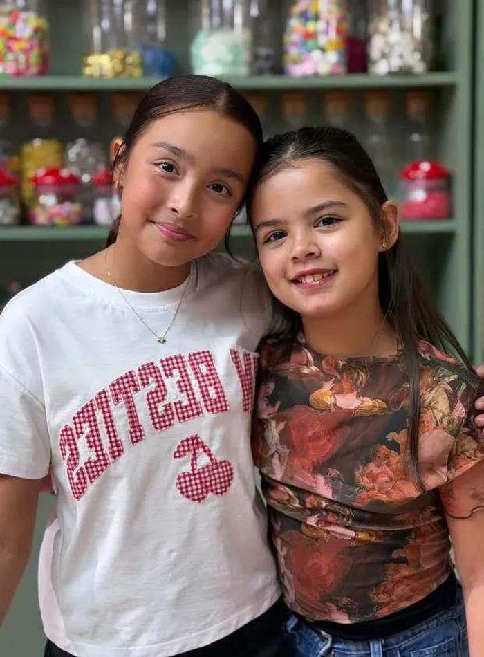 Trên trang cá nhân, Dingdong Dantes đăng ảnh con gái Zia chụp cùng cô bạn. Ở tuổi 11, Zia da ngăm đen, cao vọt, gương mặt cá tính.