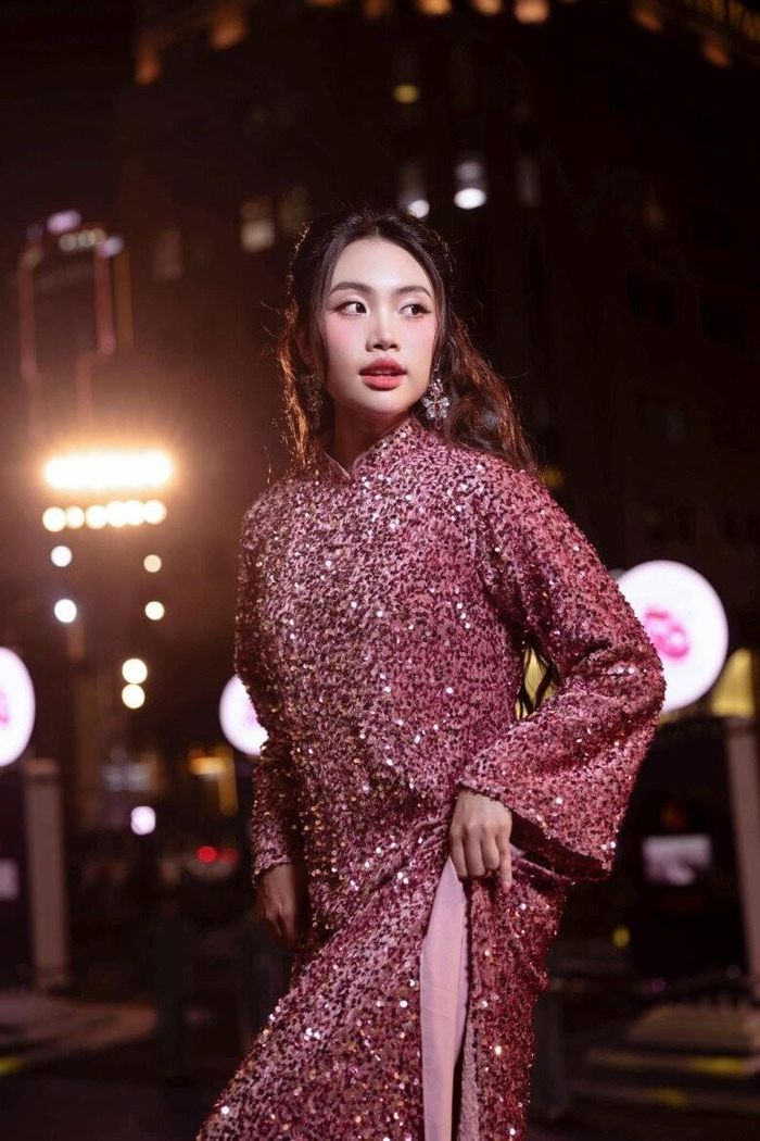 Trong mỗi lần xuất hiện, Phương Mỹ Chi ưu tiên sự nhất quán giữa âm nhạc, thời trang và hình ảnh sân khấu.