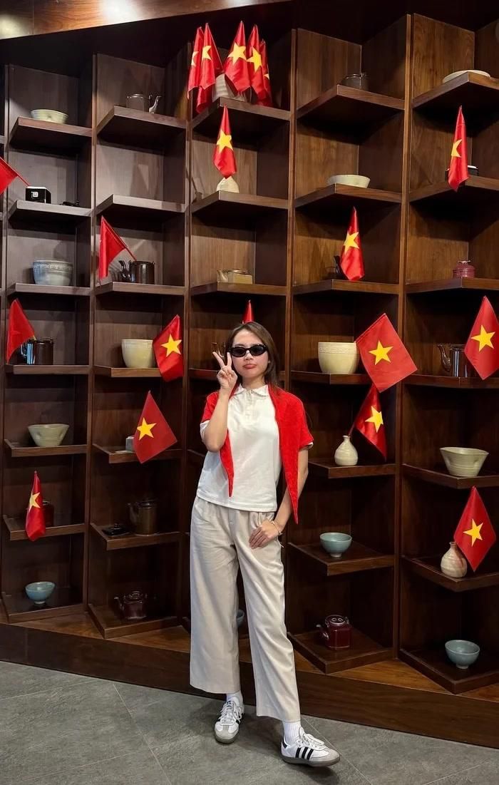 Ngày thường, Phương Mỹ Chi thường chọn những trang phục tối giản, năng động