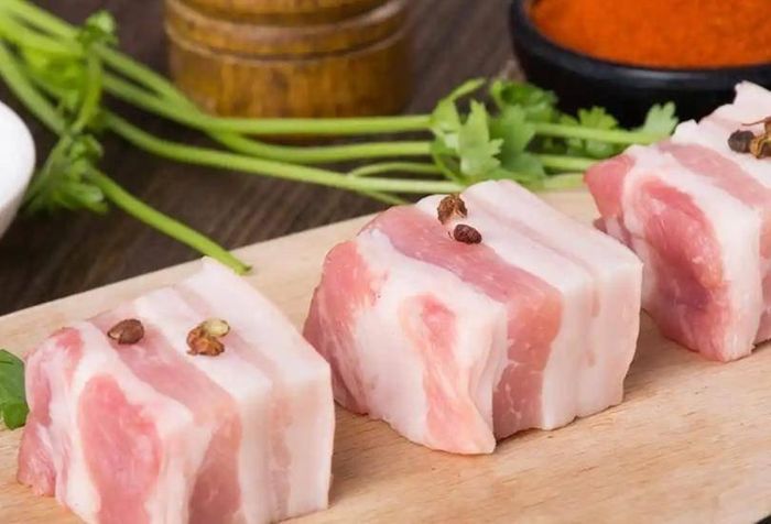 Người cao tuổi cũng hạn chế ăn thịt mỡ. Ảnh minh họa