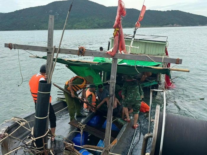 Lực lượng chức năng hỗ trợ trục vớt tàu bị đắm.