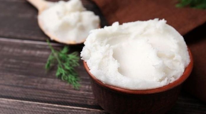 Loại chất béo này vẫn nên được dùng ở mức hợp lý và kết hợp với các nguồn chất béo không bão hòa như dầu ô liu. Ảnh minh họa